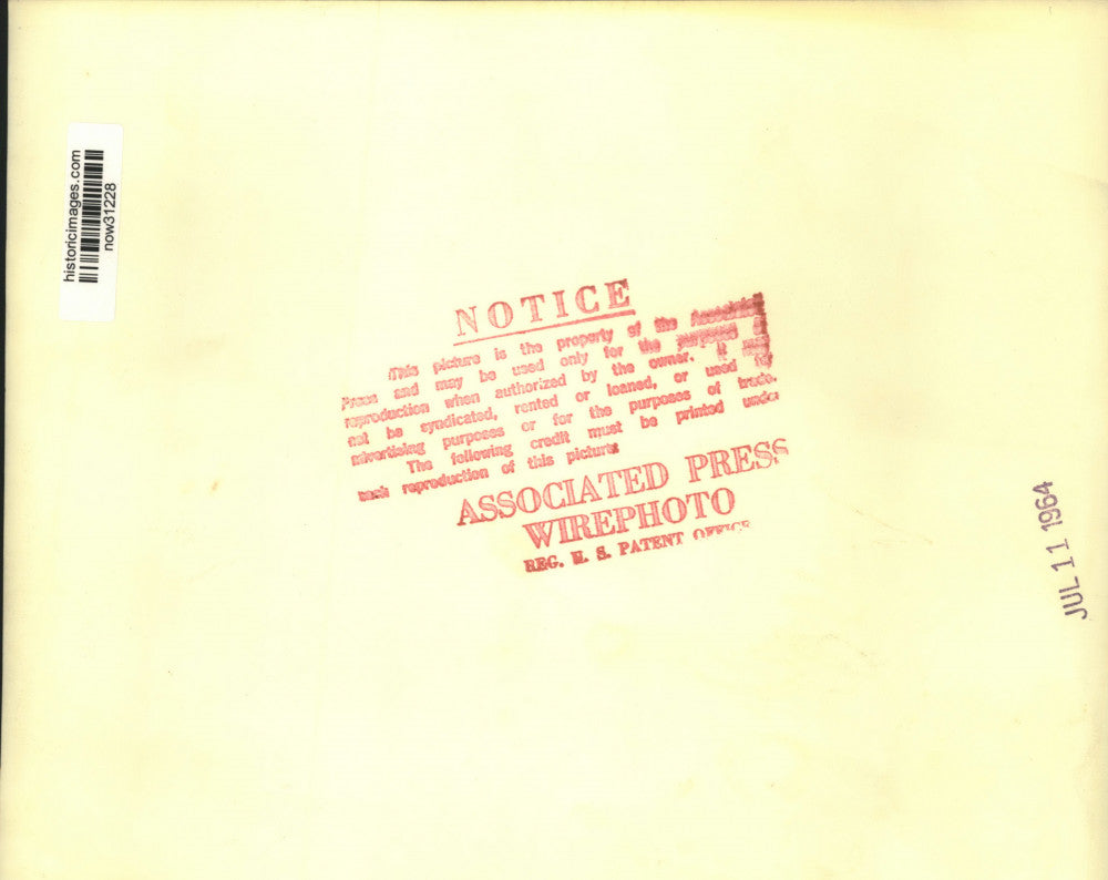 1964 Press Photo Science teacher Ralph Reed shows home hatched ostrich in MD