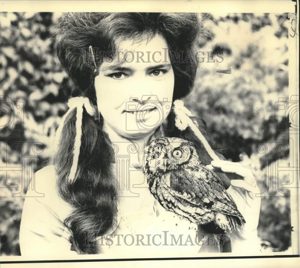 1973 Press Photo Mrs. Vanderhoof holds Oscar, one-eyed screech owl - now31238