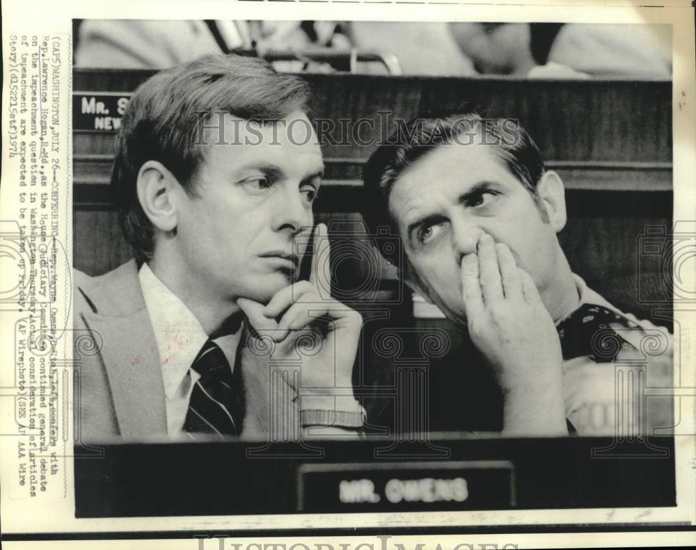 1974 Press Photo Representatives Owens and Hogan confer at House Judiciary