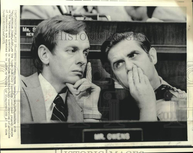 Load image into Gallery viewer, 1974 Press Photo Representatives Owens and Hogan confer at House Judiciary
