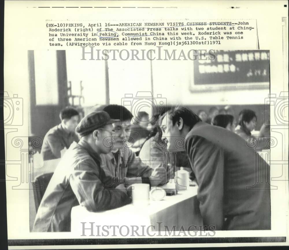 1971 Press Photo AP reporter John Roderick with Ching-hua University students