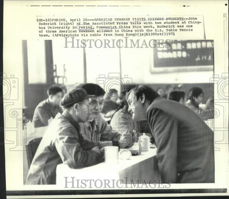 Load image into Gallery viewer, 1971 Press Photo AP reporter John Roderick with Ching-hua University students

