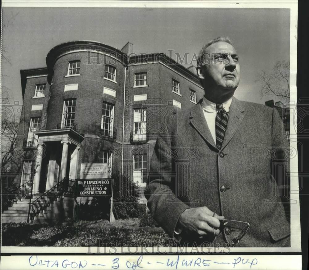 1969 Press Photo Octagon House architect Everette Fauber stands at D.C. landmark