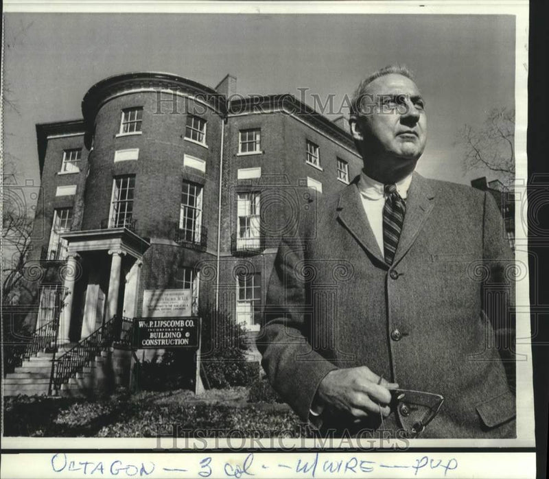 Load image into Gallery viewer, 1969 Press Photo Octagon House architect Everette Fauber stands at D.C. landmark
