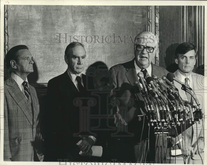 Load image into Gallery viewer, 1983 Press Photo Speaker Tip O'Neill and other Democratic leaders unveils budget
