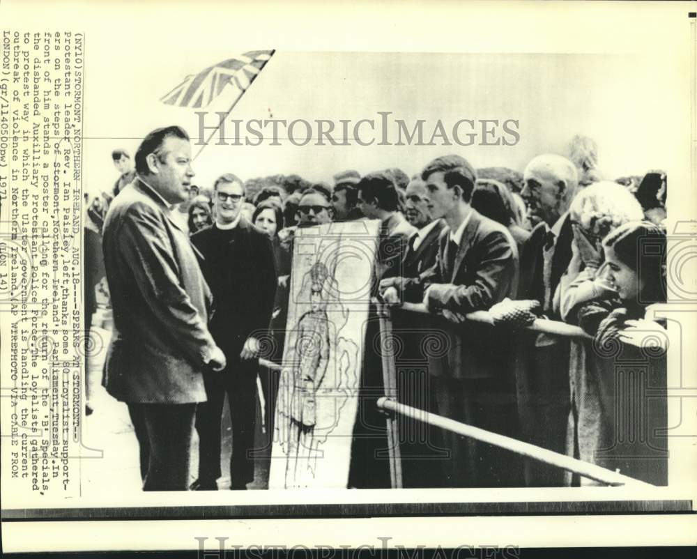 1971 Press Photo Protestant leader Reverend Paisley with supporters at Stormont