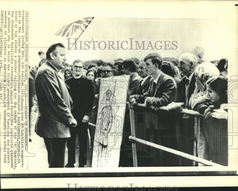 Load image into Gallery viewer, 1971 Press Photo Protestant leader Reverend Paisley with supporters at Stormont
