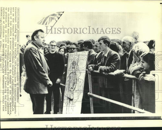 1971 Press Photo Protestant leader Reverend Paisley with supporters at Stormont