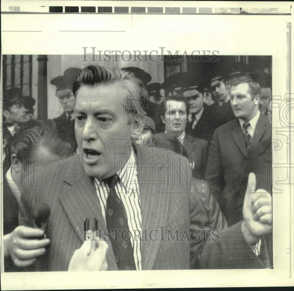 1974 Press Photo Reverend Ian Paisley with newsmen at Belfast Parliament