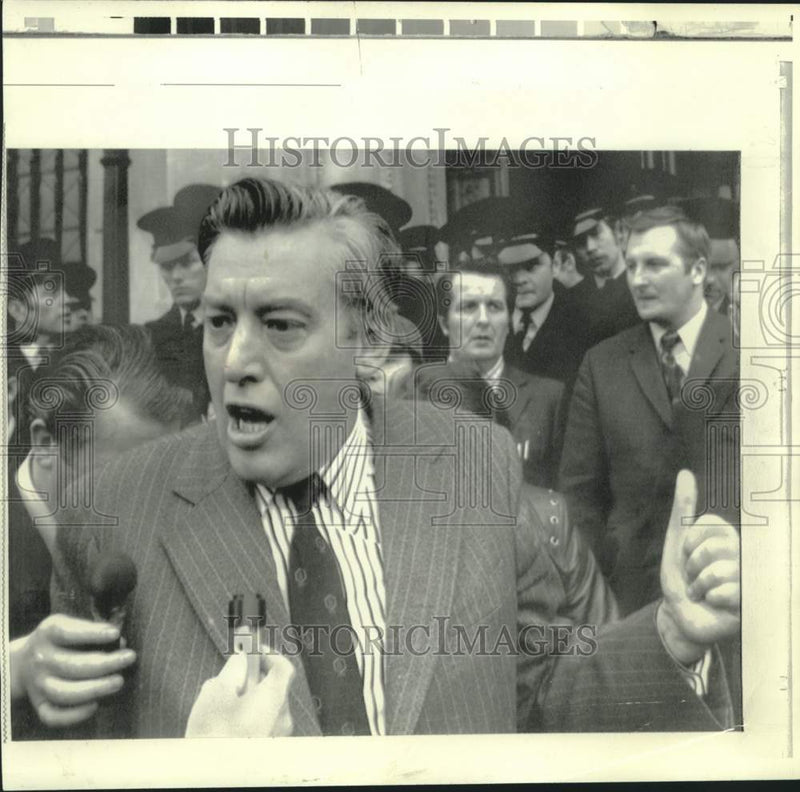Load image into Gallery viewer, 1974 Press Photo Reverend Ian Paisley with newsmen at Belfast Parliament
