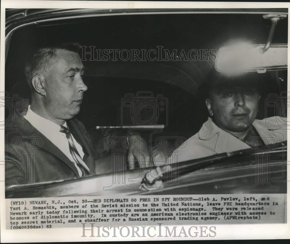 1963 Press Photo Soviet diplomats Pavlov and Romashin leave NJ FBI headquarters
