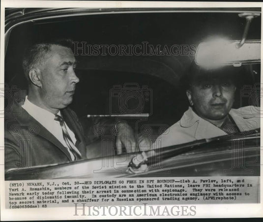 1963 Press Photo Soviet diplomats Pavlov and Romashin leave NJ FBI headquarters