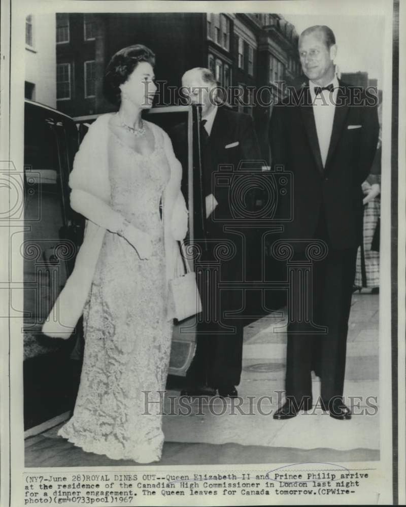 Load image into Gallery viewer, 1967 Press Photo Queen Elizabeth and Prince Philip at Canadian dinner engagement
