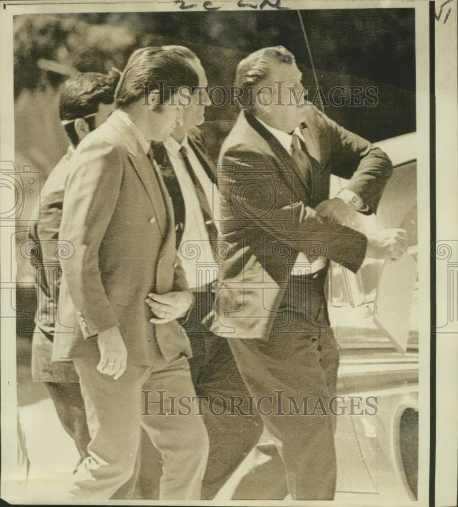 1971 Press Photo Edward Grady Partin walks to court in Butte, MT with lawyers