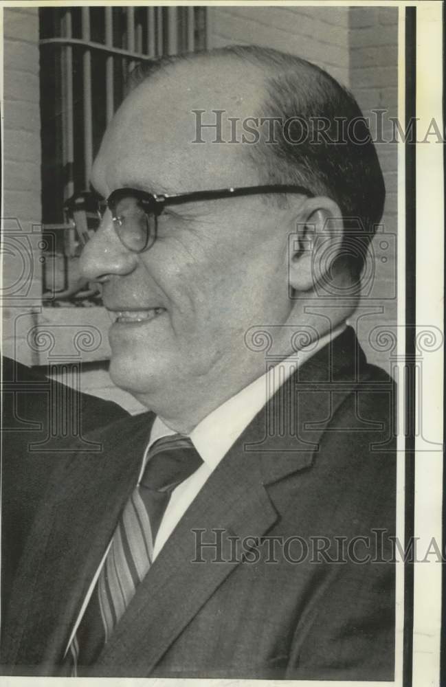 1976 Press Photo Former UMW Teamster Albert Pass leaves Erie County Courthouse