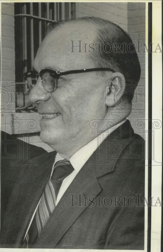1976 Press Photo Former UMW Teamster Albert Pass leaves Erie County Courthouse