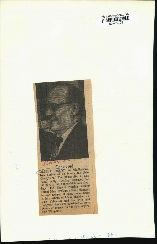 1976 Press Photo Former UMW Teamster Albert Pass leaves Erie County Courthouse
