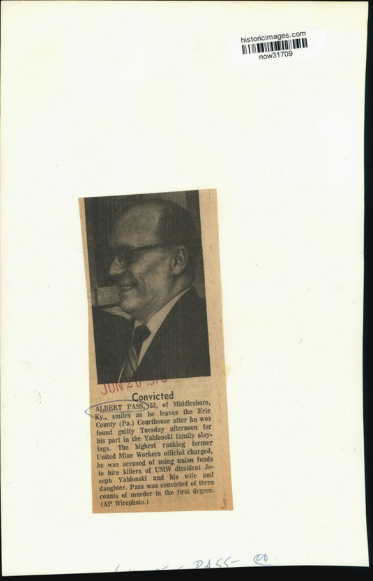 1976 Press Photo Former UMW Teamster Albert Pass leaves Erie County Courthouse