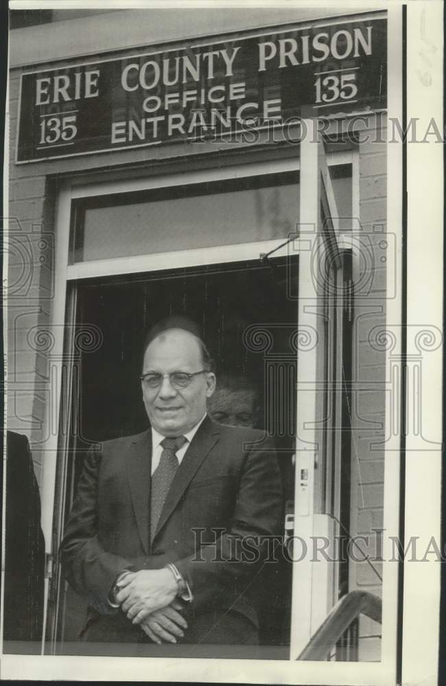 1973 Press Photo Albert Pass escorted handcuffed to courthouse in Pennsylvania