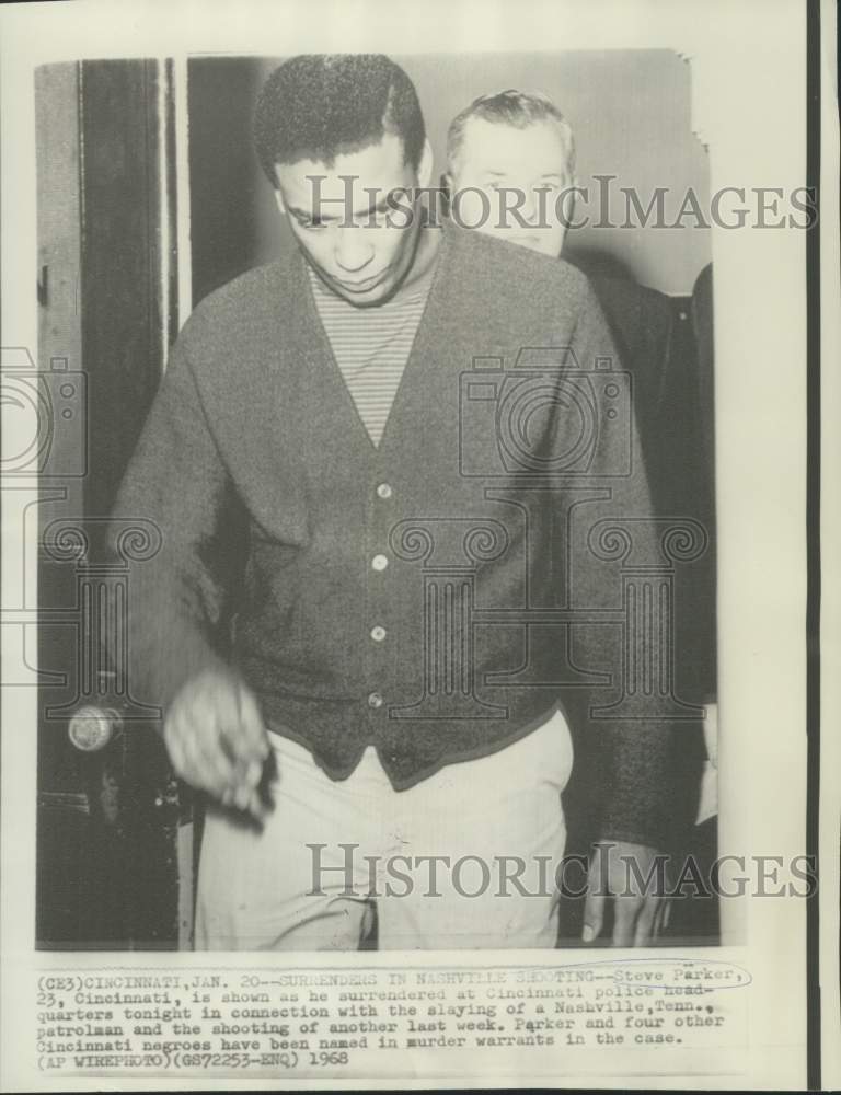 Load image into Gallery viewer, 1968 Press Photo Steve Parker surrenders for Nashville shootings in Cincinnati
