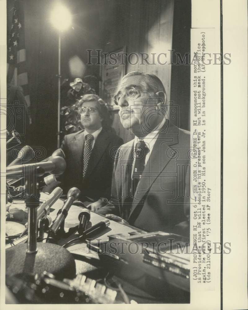 Load image into Gallery viewer, 1975 Press Photo Senator John Pastore at Providence news conference - now31913
