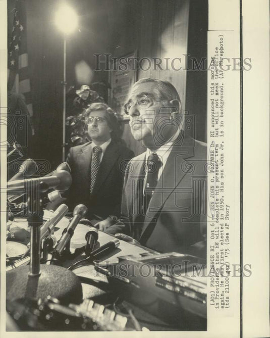 1975 Press Photo Senator John Pastore at Providence news conference - now31913