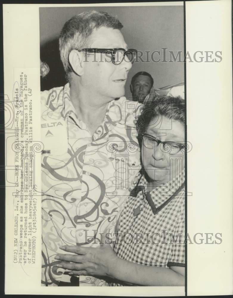 1975 Press Photo Mrs. Pastrano embraces her husband on his return, New Orleans.