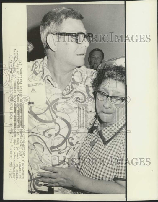 1975 Press Photo Mrs. Pastrano embraces her husband on his return, New Orleans.