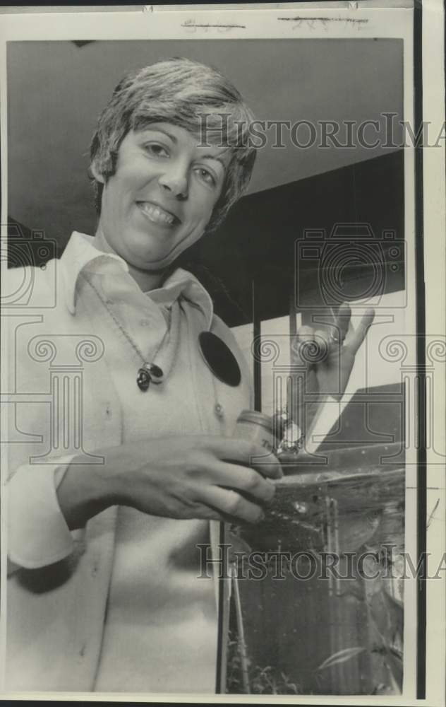 1975 Press Photo Pittsburgh Steelers Coach Chuck Noll&#39;s wife Marianne at home- Historic Images