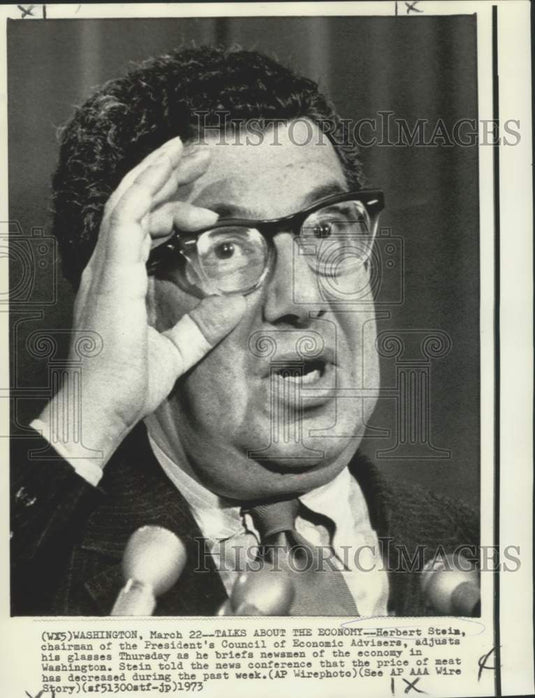 1973 Press Photo Economic adviser Herbert Stein briefs newsmen in Washington
