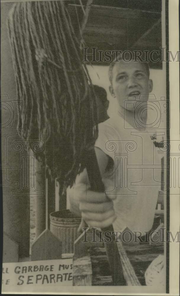 1966 Press Photo Airman 3-Class Patrick Nugent during kitchen patrol at Travis
