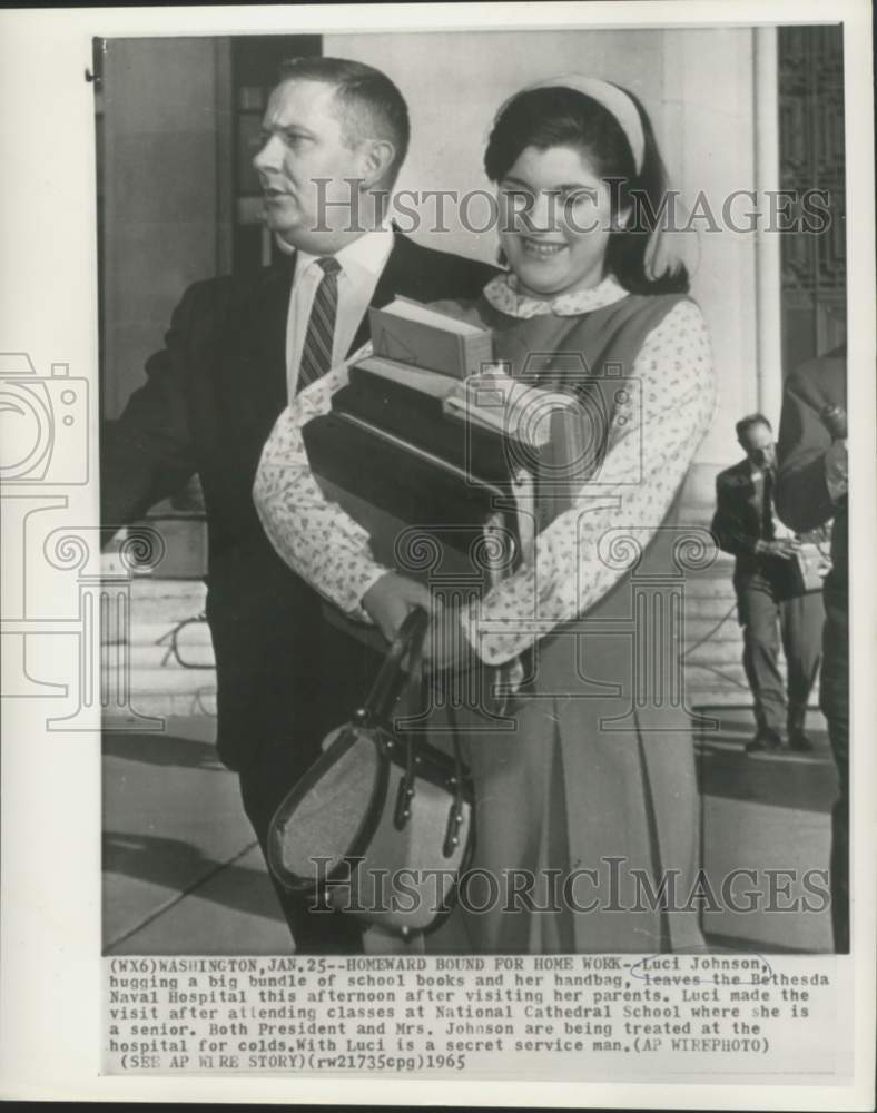 Load image into Gallery viewer, 1965 Press Photo Luci Johnson and secret service agent leave Bethesda Hospital
