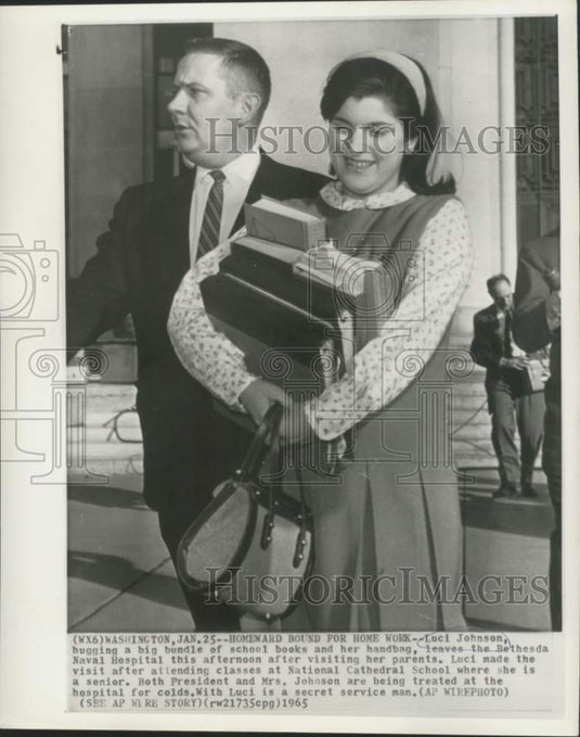 1965 Press Photo Luci Johnson and secret service agent leave Bethesda Hospital
