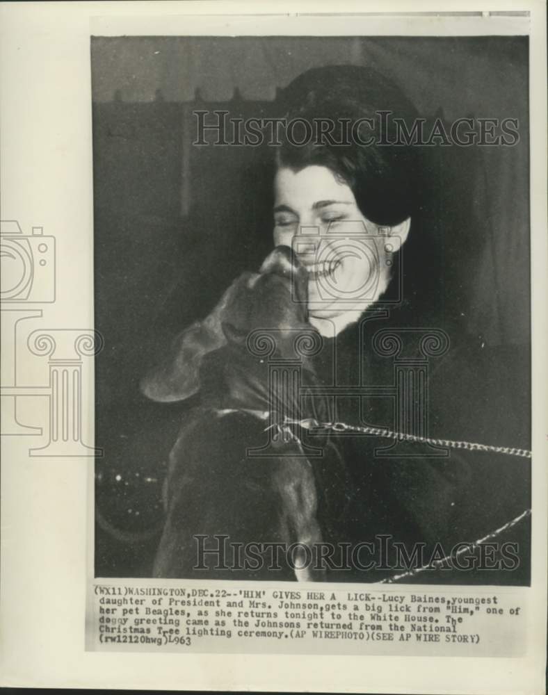 1963 Press Photo Luci Baines gets big lick from pet beagle, Him, at White House