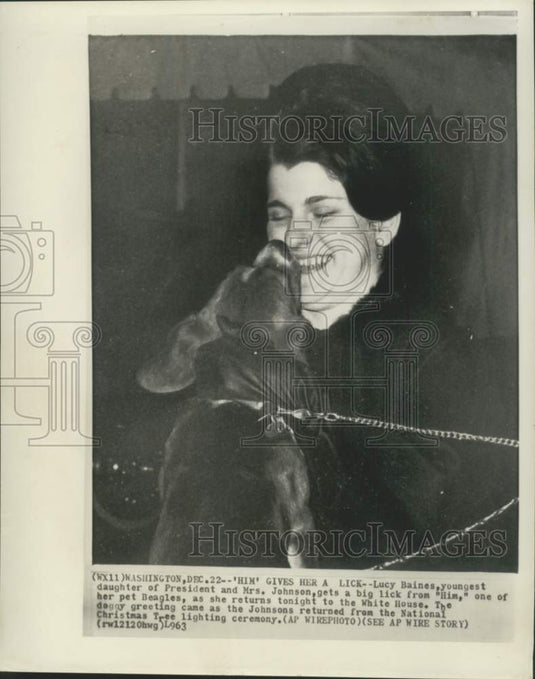 1963 Press Photo Luci Baines gets big lick from pet beagle, Him, at White House