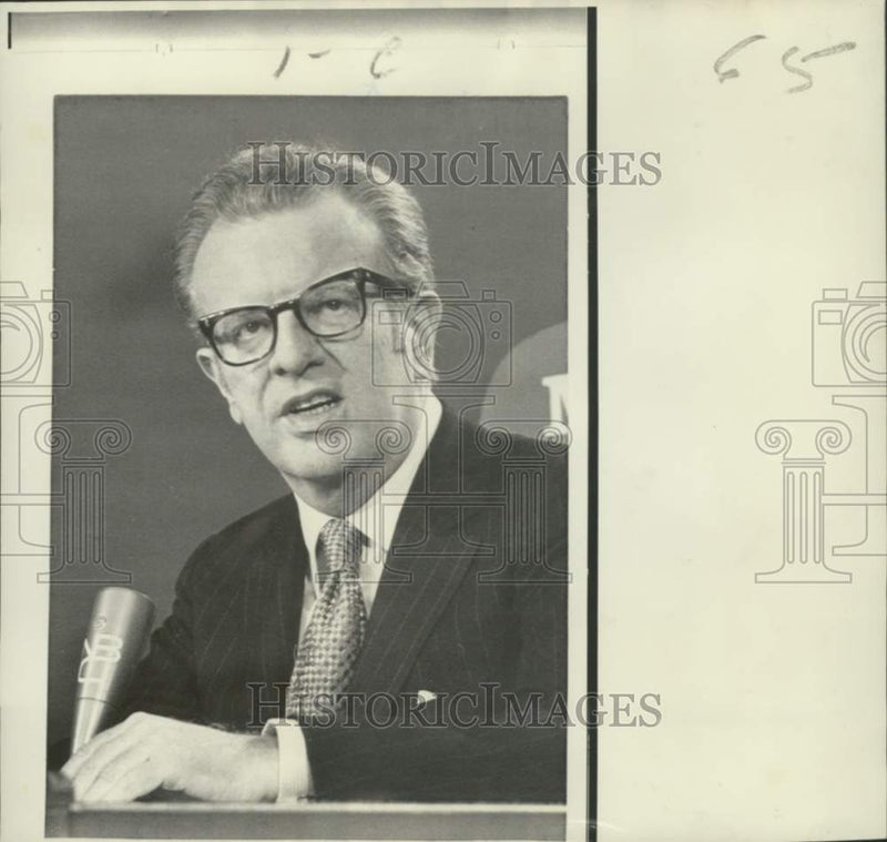 Load image into Gallery viewer, 1970 Press Photo Democratic National party chairman Lawrence O'Brien interviewed

