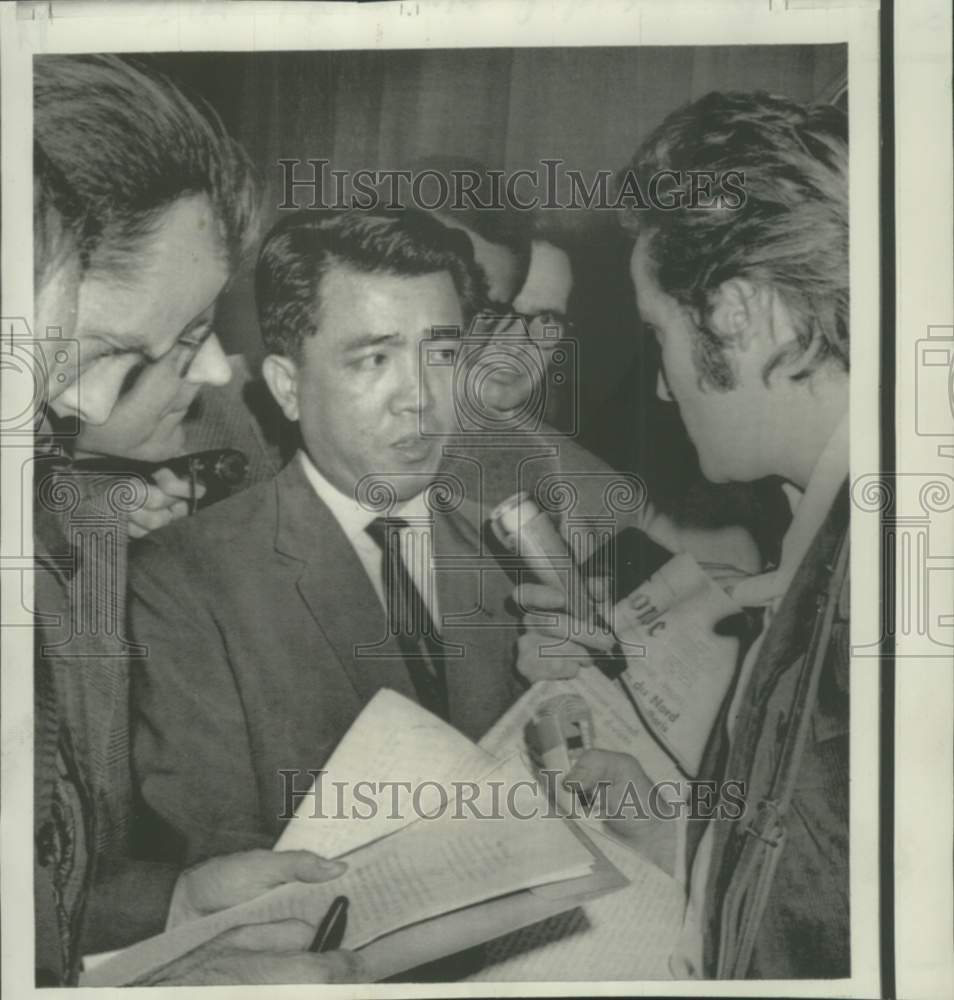 1968 Press Photo North Vietnam's press attache Bui Huu Nhan at news conference