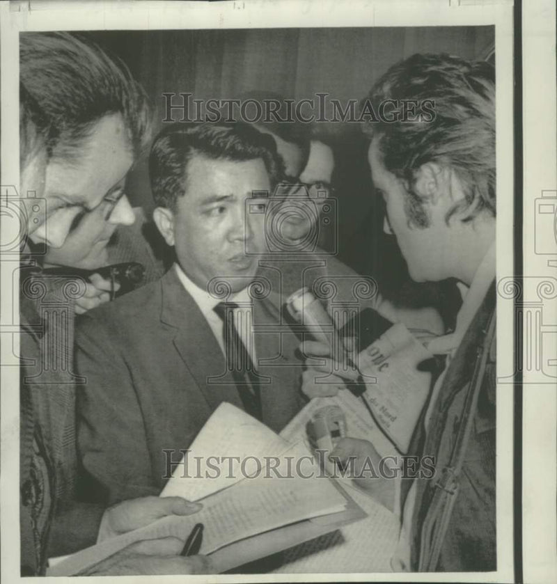 Load image into Gallery viewer, 1968 Press Photo North Vietnam's press attache Bui Huu Nhan at news conference
