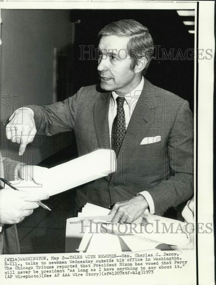Load image into Gallery viewer, 1973 Press Photo Senator Charles Percy with newsmen at his Washington office
