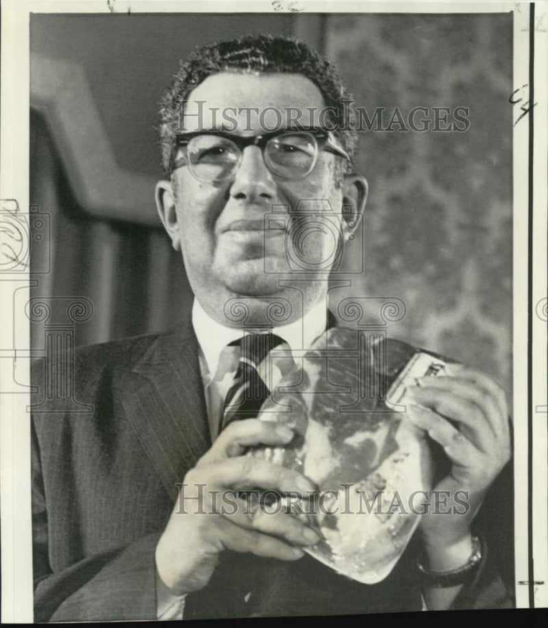 Load image into Gallery viewer, 1972 Press Photo Nixon's chief economist Herbert Stein at news conference
