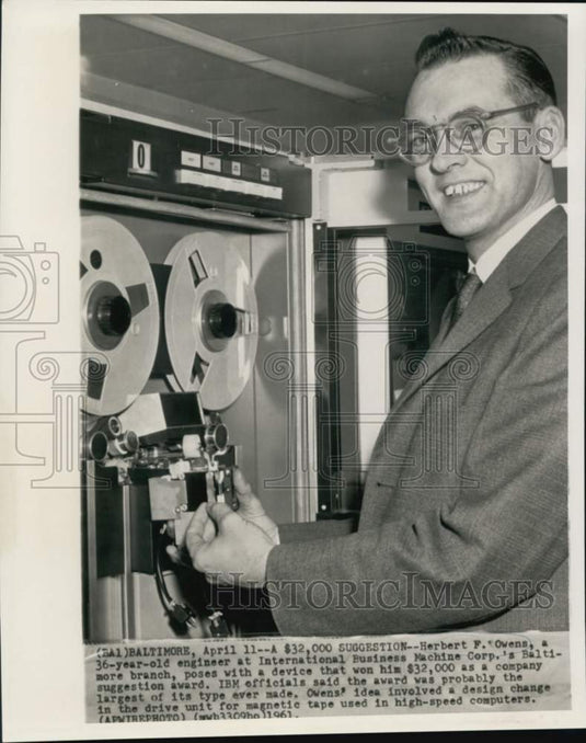 1961 Press Photo IBM engineer Herbert Owens with $32,000 suggestion award in MD