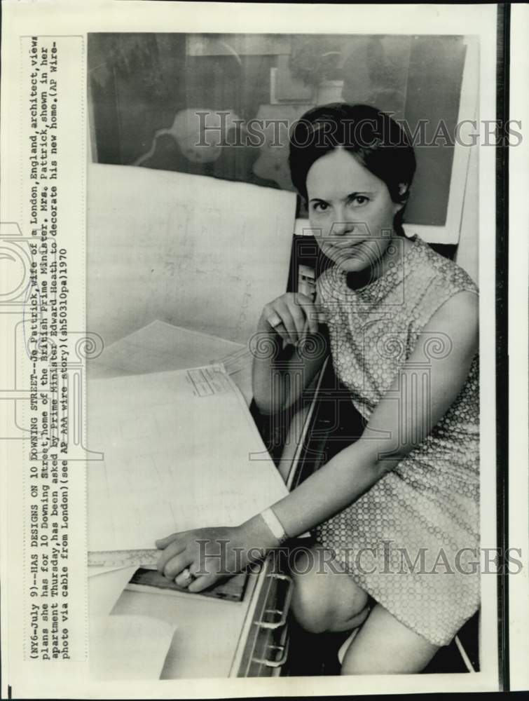 1970 Press Photo Designer Jo Pattrick views plans for 10 Downing Street, London
