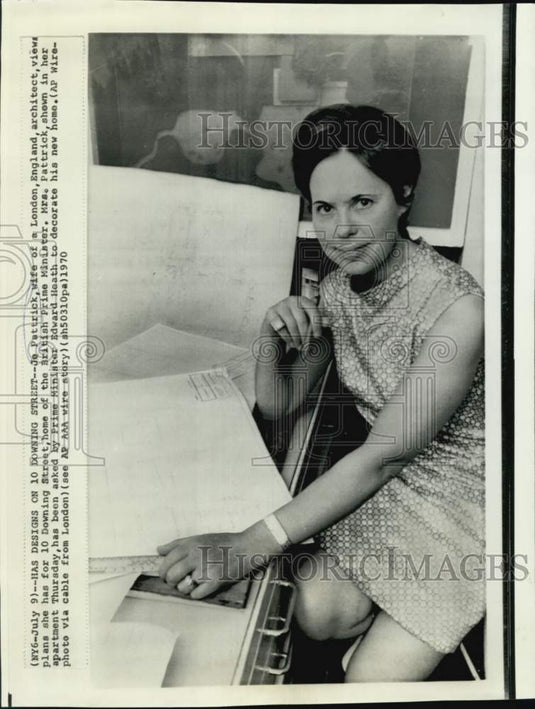 1970 Press Photo Designer Jo Pattrick views plans for 10 Downing Street, London