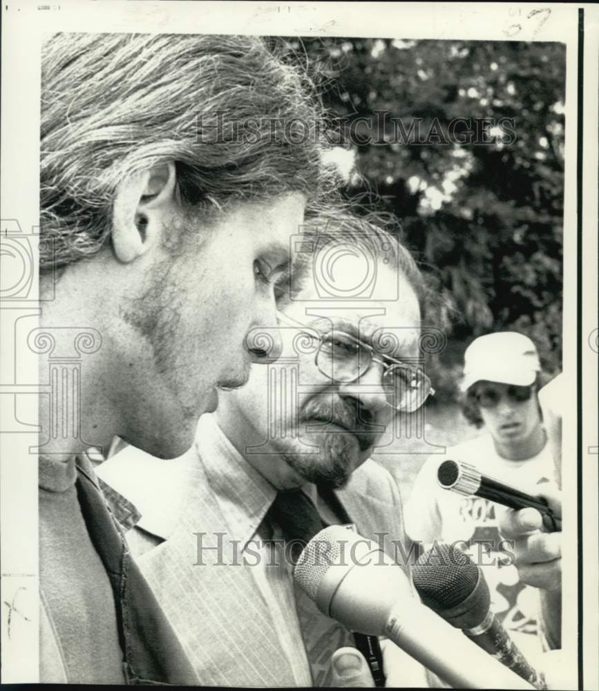 1973 Press Photo Gainesville Eight Patterson and attorney with newsmen
