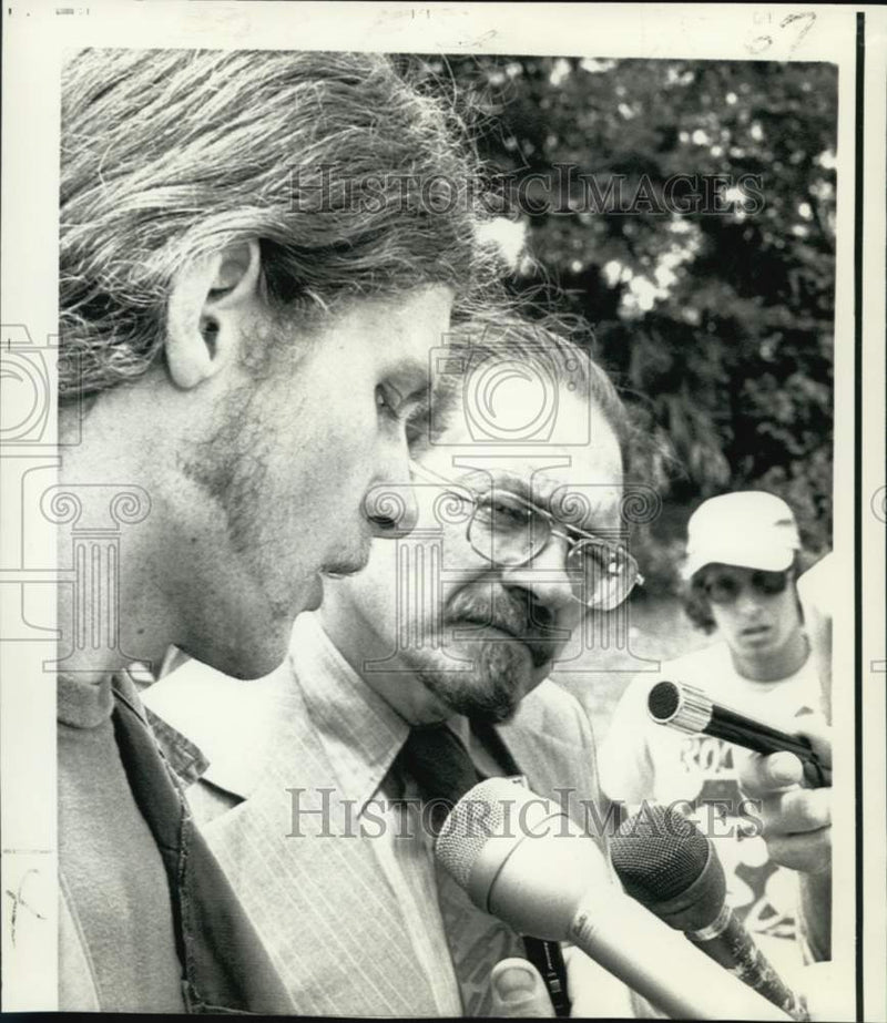 Load image into Gallery viewer, 1973 Press Photo Gainesville Eight Patterson and attorney with newsmen

