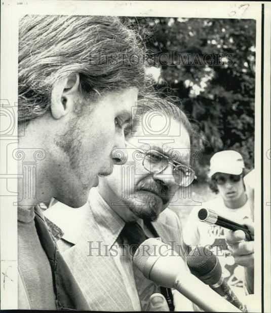 1973 Press Photo Gainesville Eight Patterson and attorney with newsmen