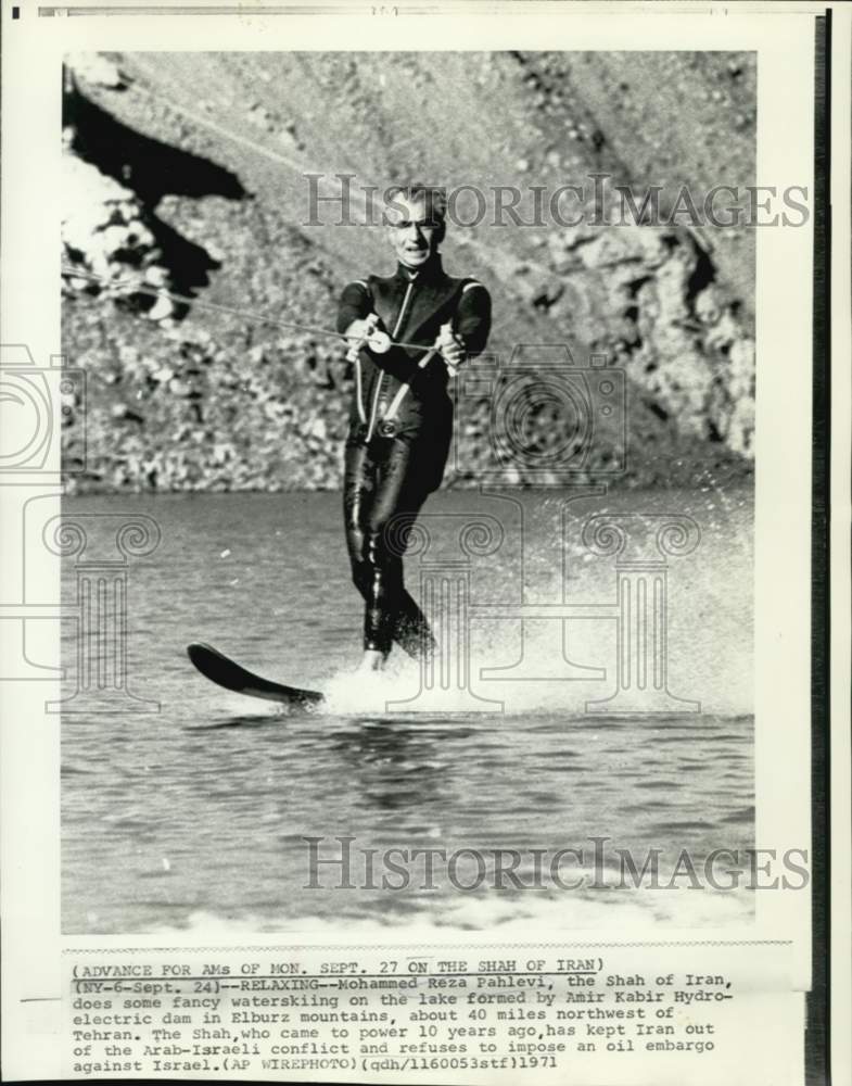 Load image into Gallery viewer, 1971 Press Photo Shah of Iran water skis on lake in Elburz Mountains - now32463
