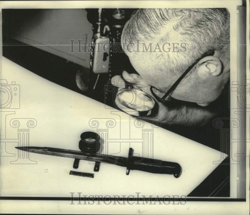 1966 Press Photo Sgt, Havilland examines bayonet recovered from Lake Michigan