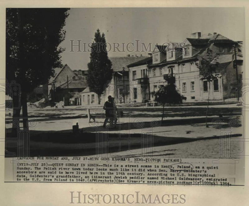 Load image into Gallery viewer, 1964 Press Photo Senator Goldwater ancestors' town in Kenin, Poland - now32547

