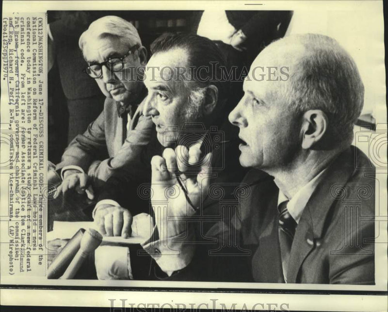 Load image into Gallery viewer, 1970 Press Photo Federal Criminal Laws Commission members at news conference
